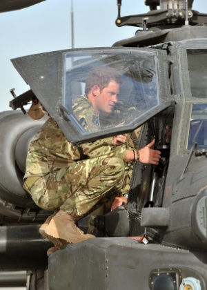 Em foto de setembro de 2012, príncipe Harry se prepara para pilotar um helicóptero Apache, no Afeganistão - John Stillwell/AFP
