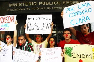 No Rio, estudantes protestam contra o resultado das redações do Enem 2012 em frente ao Ministério Público Federal 