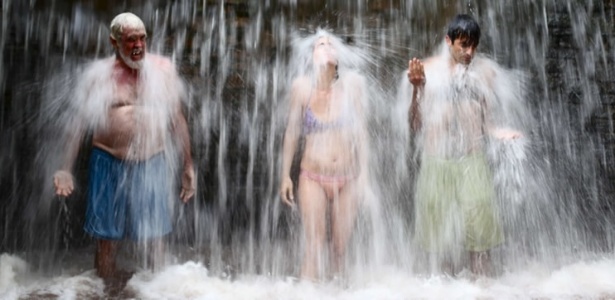 "O Som Ao Redor", de Kléber Mendonça Filho, mostra como a vida numa rua de classe média na zona sul do Recife toma um rumo inesperado após a chegada de uma milícia. O elenco conta com Gustavo Jahn, Maeve Jinkings, Irandhir Santos, Irma Brown e JW Solha - Divulgação
