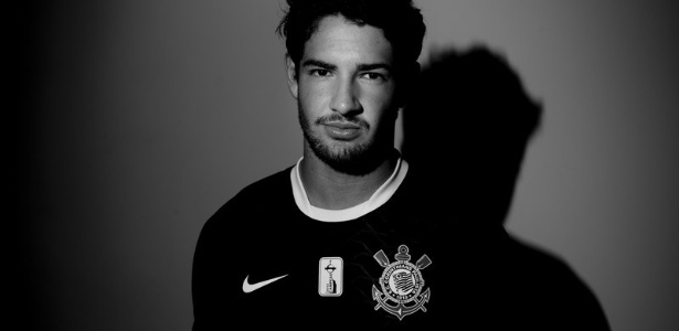 Pato posa com a camisa do Corinthians, time pelo qual assinou por quatro anos - Daniel Kfouri/Corinthians