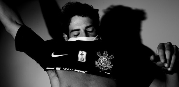 Pato posou para fotos vestindo a camisa do Corinthians para a sua chegada ao clube - Daniel Kfouri/Corinthians
