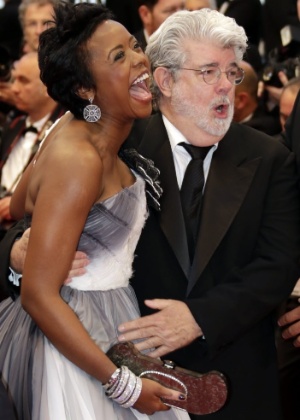 25.maio.2012 George Lucas posa para foto acompanhado da noiva Mellody Hobson