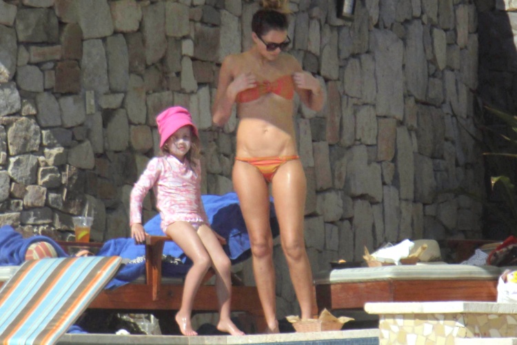 2.jan.2013: A atriz Jessica Alba, de 31 anos, aproveita o sol de Cabo San Lucas, no México, com filha Honor Marie, de 5 anos. A filha caçula da atriz, Haven Warren, 18 meses, também está na viagem
