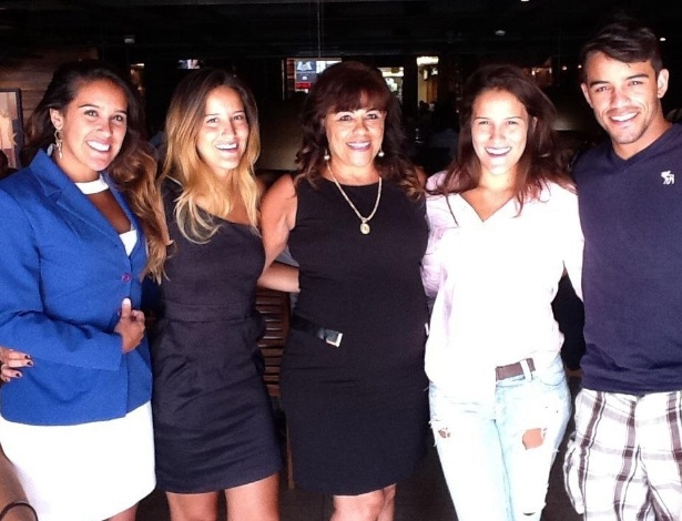 3.jan.2013 - André Coelho é advogado e estará na casa de vidro do "BBB13"; aqui em foto com mãe, irmã e outras familiares