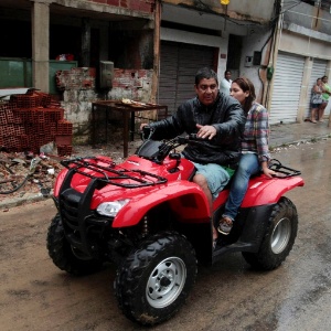 3.jan.2013 - Zeca Pagodinho percorre ruas de Xerém para ajudar as vítimas do temporal que caiu na região