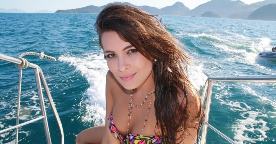 A modelo esbanja sensualidade em passeio de barco em Angra dos Reis - RJ