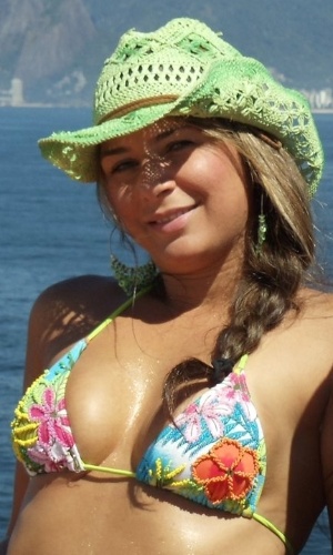 A vendedora Samara Pessato curte uma praia com sol.