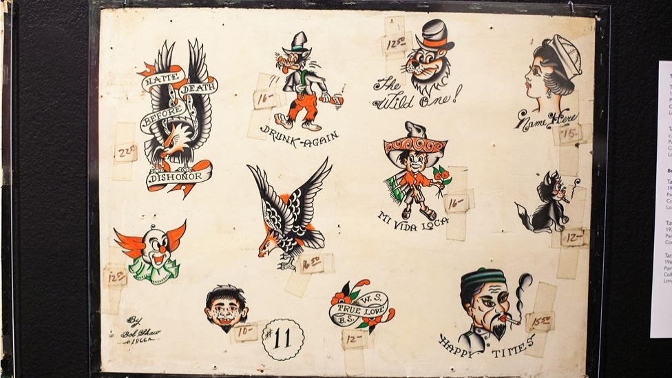 Além do tradicional estilo japonês, surgiram o estilo americano (cores limitadas, águias, panteras, corações, etc) e o tribal contemporâneo, com inspiração do design dos indígenas. Os mostruários, como este do tatuador Bob Shaw, de 1966, viraram uma atração por si só - Divulgação/Craft and Folk Art Museum