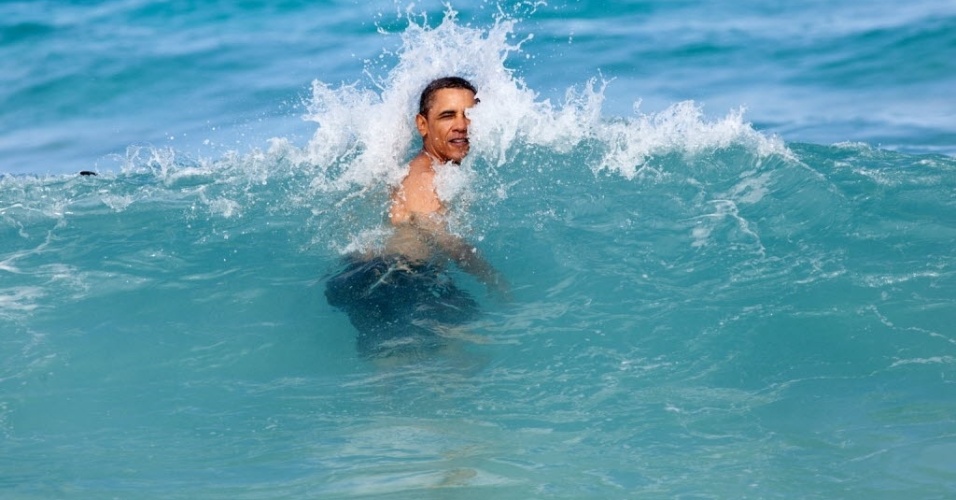 Barack Obama toma banho de mar no Havaí