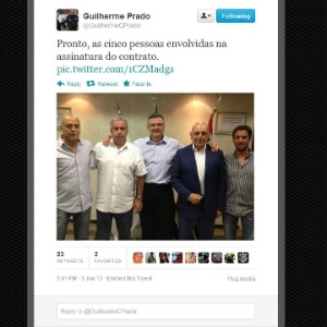 Gilmar Veloz, Roberto de Andrade, Mario Gobbi, Adriano Galliani e Duilio Monteiro posam para foto após acordo por Pato - Reprodução/Twitter/GuilhermeCPrado