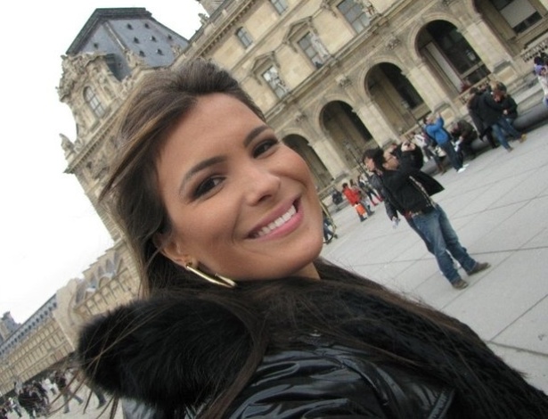 Kamilla posa em frente ao Museu do Louvre, em Paris.