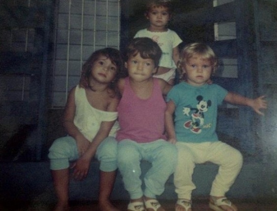 Kamilla Salgado, de camiseta branca a direita, junto com seus familiares na infância