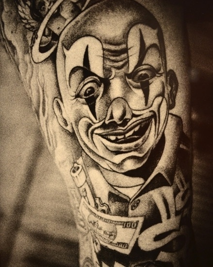 Na foto, a obra de Mr. Cartoon, um dos tatuadores mais conhecidos de Los Angeles, com vários artistas de Hollywood em sua clientela. Ele ficou famoso por uma estética mais lúdica, usando palhaços, por exemplo - Divulgação/Craft and Folk Art Museum