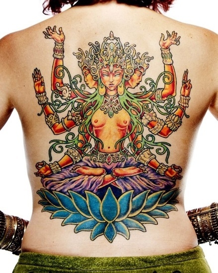 Na foto, a tatuagem "Deusa de Fogo", feita em 2008 por Zulu. Ele é discípulo do já lendário Leo Zulueta, que viajou ao Pacífico para buscar inspiração. Ele passou a fazer desenhos exclusivos para cada cliente, buscando a "marca espiritual" de cada um - Divulgação/Craft and Folk Art Museum