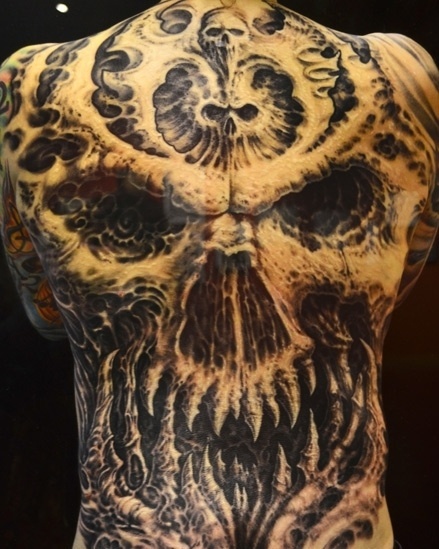 Nas prisões de Los Angeles surgiu um estilo próprio, o "black and grey" (preto e cinza). "Os presos faziam os desenhos usando a ponta das cordas de guitarra com tinha de caneta misturada com urina ou água", conta a curadora Sasha Ali - Divulgação/Craft and Folk Art Museum