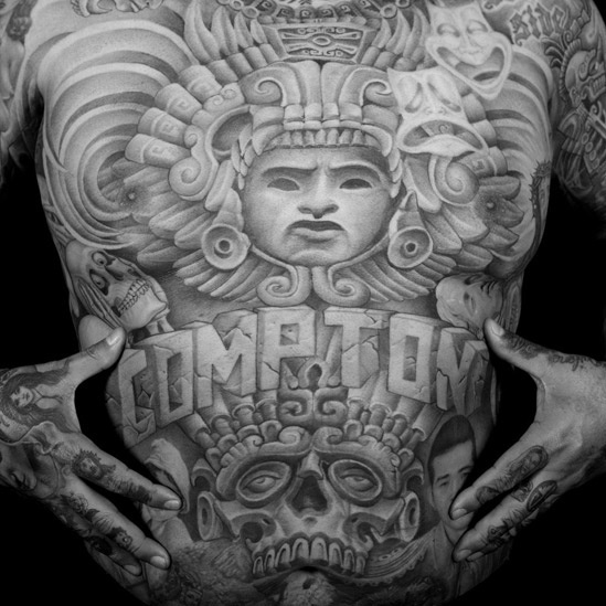 Nos anos 1970, os tatuadores Jack Rudy e Chalie Cartwright foram além do "black and grey", criando um estilo mais sofisticado. Eles passaram a usar apenas uma agulha fina, ao invés de várias, fazendo os desenhos ganharem mais precisão e tons de cinza - Divulgação/Craft and Folk Art Museum