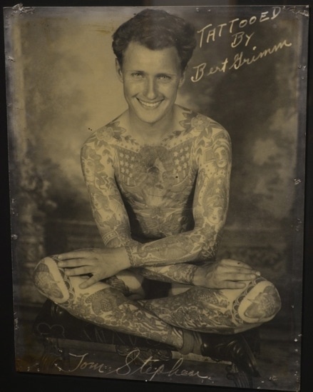 Os primeiros tatuadores se instalaram próximos de bases militares. Os marinheiros tornaram-se logo a principal clientela. Bert Grimm, autor dos desenhos desta foto, é considerado o avô da tatuagem. Seu estúdio, o "OuterLimitsTattoo", existe até hoje e é um dos mais antigos do país - Divulgação/Craft and Folk Art Museum