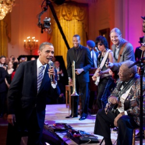 Presidente norte-americano, Barack Obama, canta "Sweet Home Chicago" na Sala Leste da da Casa Branca, em Washington, em 2012 - Pete Souza/Casa Branca