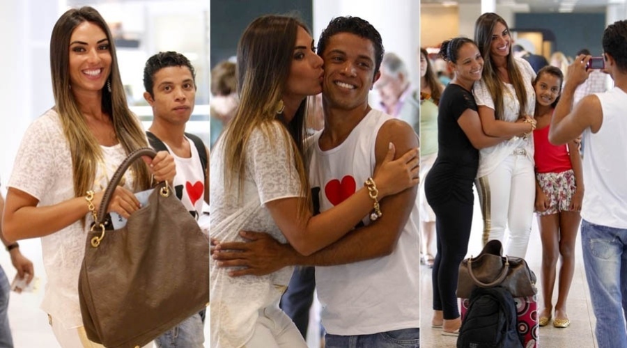 4.jan.2013 - Nicole Bahls tira foto com fãs em aeroporto do Rio