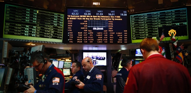 4.jan.2013 - Operadores trabalham na NYSE (Bolsa de Valores de Nova York), que desde as crises de 2007 e 2009 vem observando grande volatilidade na cotação das ações ali negociadas   - Eric Thayer/Reuters