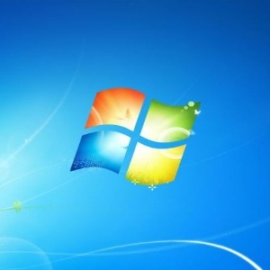 A imagem padrão do Windows 7 volta com o logo do Windows. Antes disso, a última vez que a empresa utilizou a marca do sistema operacional em um papel de parede foi no Windows ME. Note que dentro das "janelas" do logotipo há uma árvore, uma borboleta, um pássaro e grama