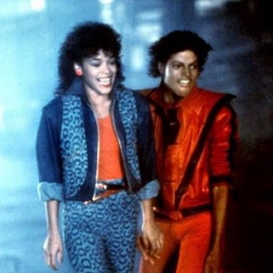 Atriz Ola Ray ao lado do músico Michael Jackson em "Thriller" - Reprodução
