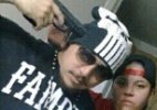 Jovem mata acidentalmente irmão enquanto tirava fotos com arma para o Facebook - Reprodução/Daily Mail
