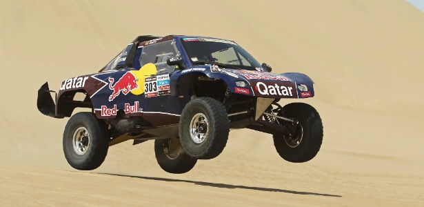 Espanhol Carlos Sainz em ação durante a primeira etapa do Rali Dakar, no Peru - EFE/Paolo Aguilar