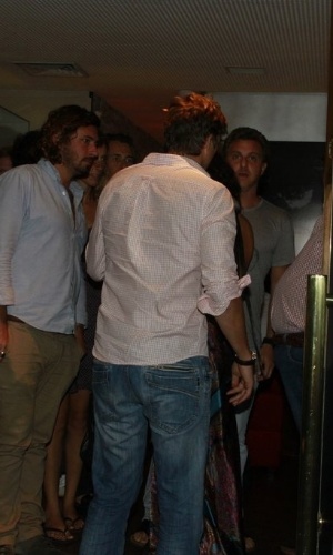 4.jan.2013 - Ashton Kutcher e Mila Kunis são vistos deixando restaurante na zona sul do Rio de Janeiro. O casal estava acompanhado do apresentador Luciano Huck
