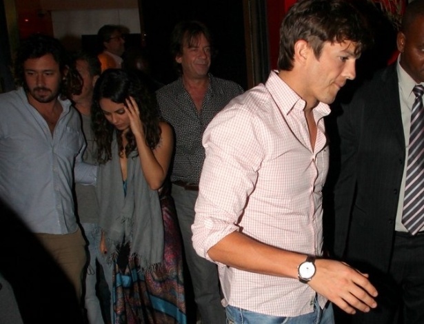 4.jan.2013 - Ashton Kutcher e Mila Kunis são vistos deixando restaurante na zona sul do Rio de Janeiro. O casal estava acompanhado do apresentador Luciano Huck