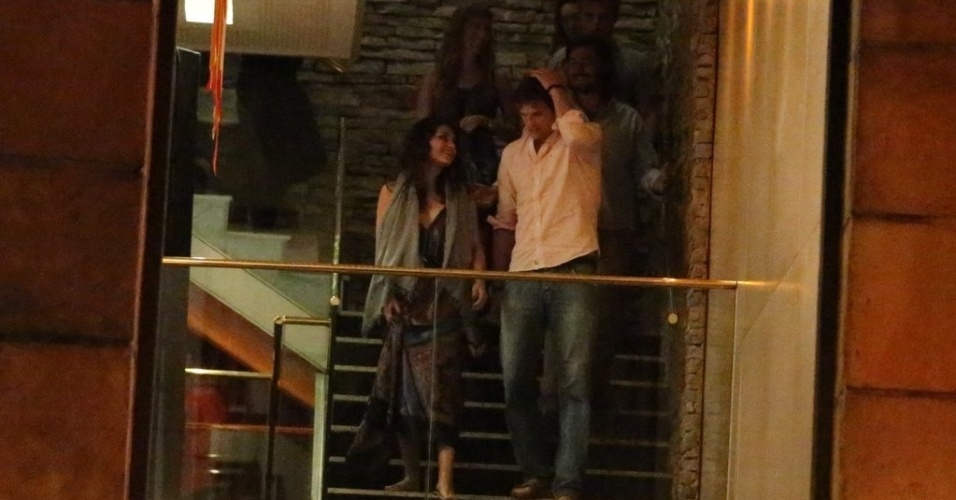 4.jan.2013 - Ashton Kutcher e Mila Kunis são vistos em restaurante na zona sul do Rio de Janeiro. O casal estava acompanhado do apresentador Luciano Huck