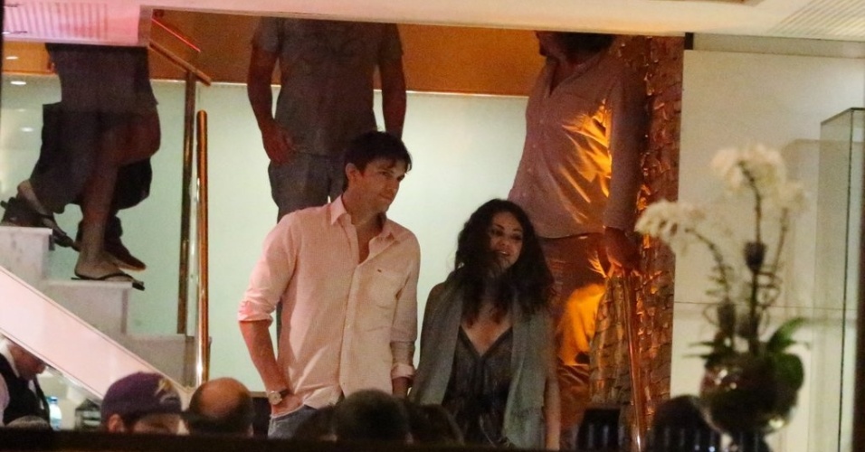 4.jan.2013 - Ashton Kutcher e Mila Kunis são vistos em restaurante na zona sul do Rio de Janeiro. O casal estava acompanhado do apresentador Luciano Huck
