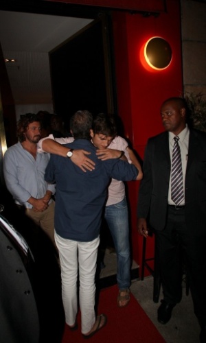 4.jan.2013 - Luciano Huck é visto deixando restaurante na zona sul do Rio de Janeiro. O apresentador estava com o casal de atores Ashton Kutcher e Mila Kunis