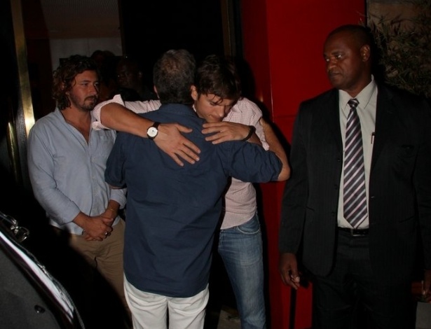 4.jan.2013 - Luciano Huck é visto deixando restaurante na zona sul do Rio de Janeiro. O apresentador estava com o casal de atores Ashton Kutcher e Mila Kunis