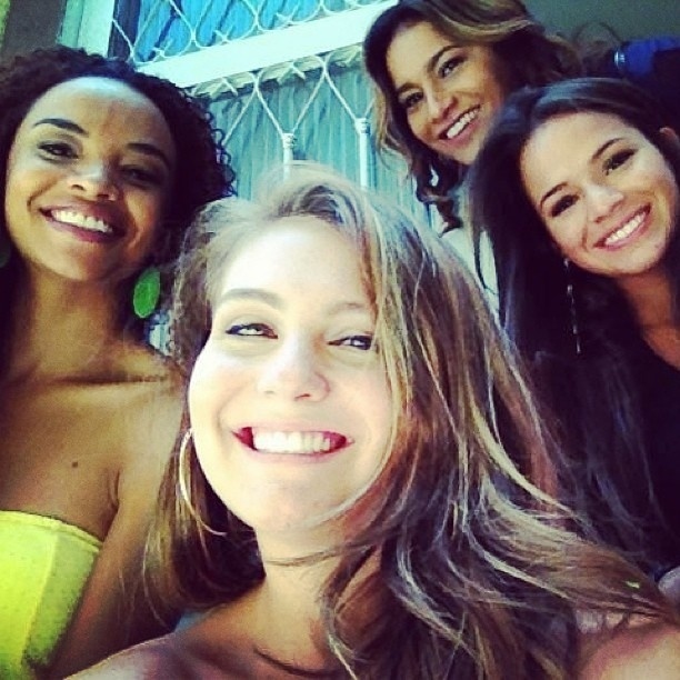 5.jan. 2013 - Bruna Marquezine publicou em sua conta no Instagram uma foto com as colegas de elenco de "Salve Jorge": Dira Paes, Lucy Ramos e Aimée Madureira. "Gravando", escreveu a atriz
