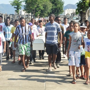 Corpo de menina de 12 anos morta por bala perdida é enterrado