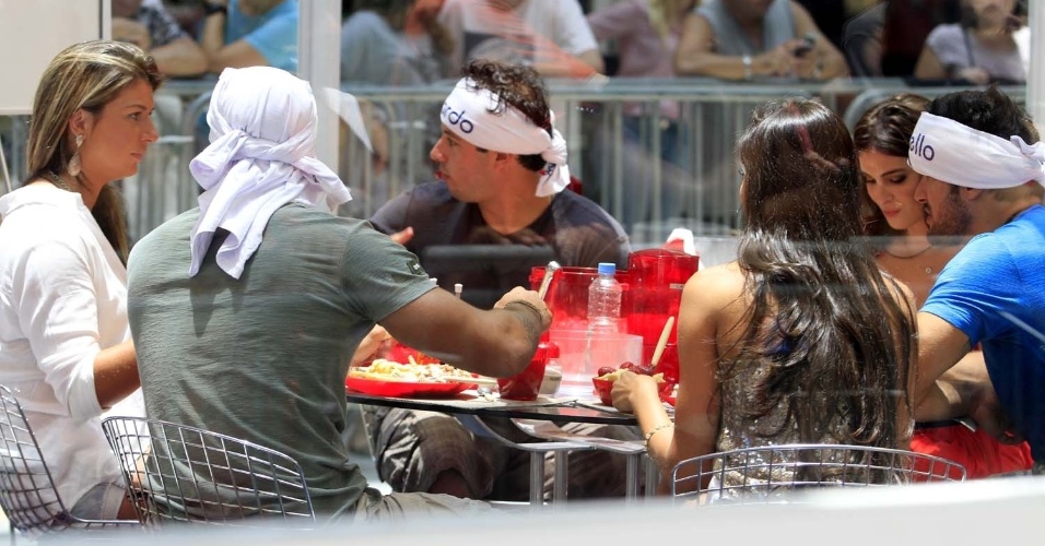 5.jan.2013 - Brothers almoçam no primeiro dia de confinamento da casa de vidro, que está localizada no Santana Parque Shopping, em São Paulo