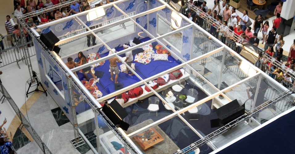 5.jan.2013 - Casa de vidro do BBB13 é instalada em shopping de Santana, zona norte de São Paulo. Seis concorrentes disputam duas vagas no reality show