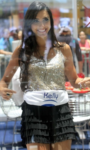 5.jan.2013 - Kelly amarra camiseta com seu nome na cintura e a mostra para o público da casa de vidro