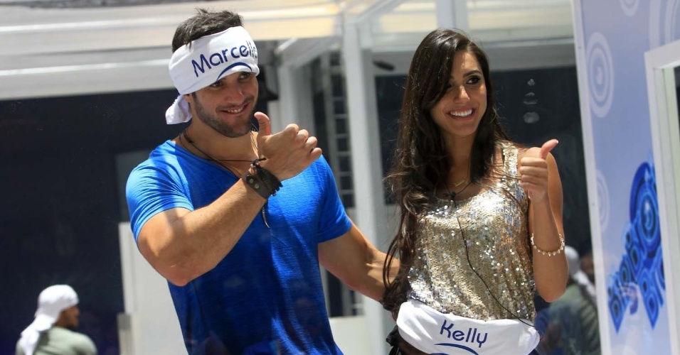 5.jan.2013 - Marcello e Kelly fazem sinais para o público na casa de vidro do "BBB13"