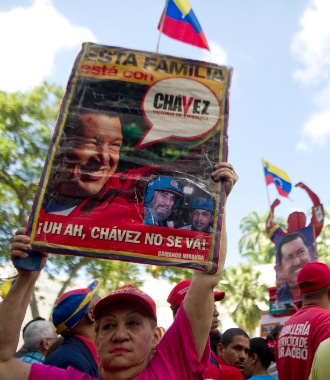 5.jan.2013 - Mulher carrega pôster de apoio a Hugo Chávez durante manifestação em Caracas. Legisladores debatem neste sábado (5) a posse do presidente no próximo dia 10