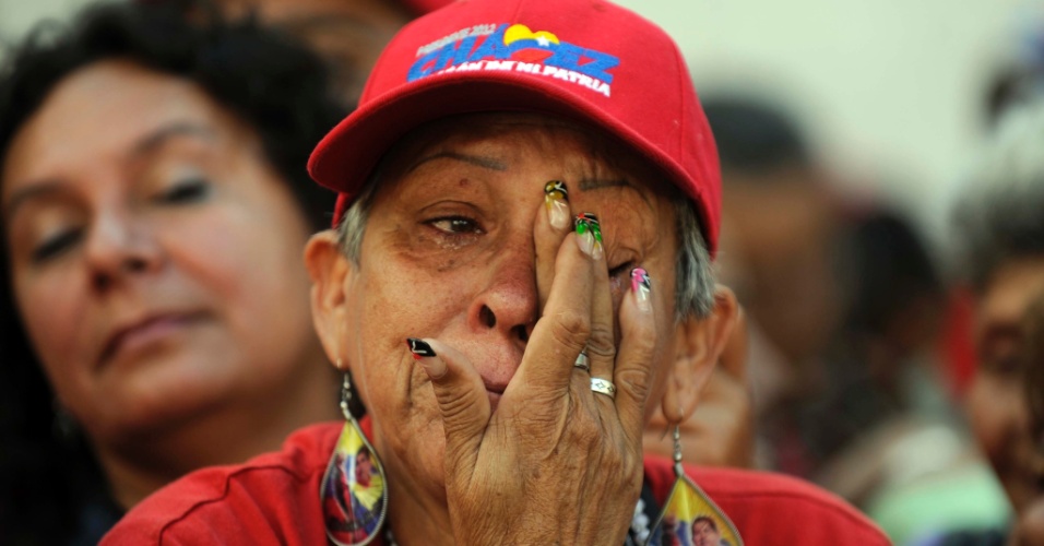 5.jan.2013 - Mulher chora durante manifestação de apoio a Chávez em frente da Assembleia Nacional, o Parlamento da Venezuela, em Caracas, neste sábado (5)