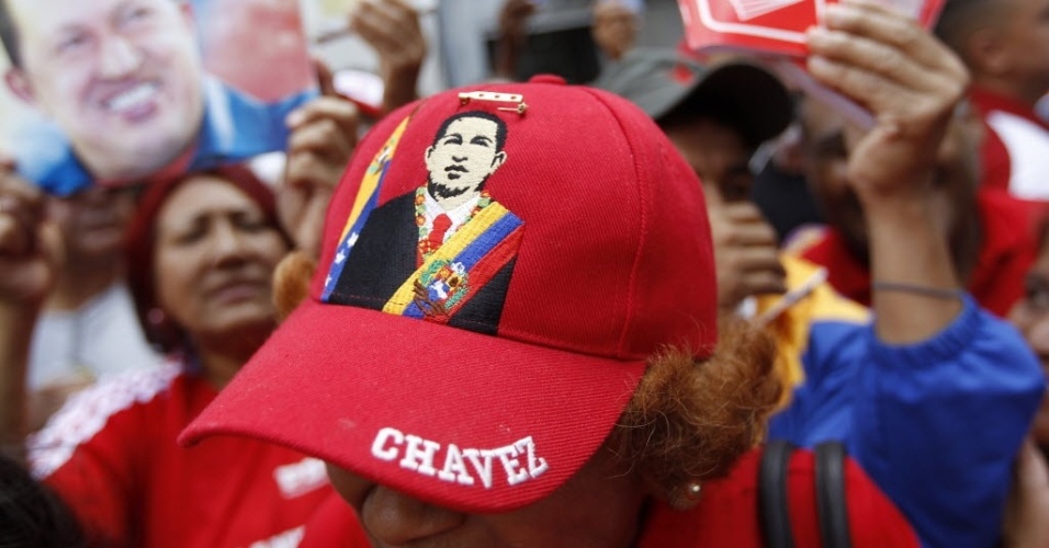 5.jan.2013 - Mulher exibe boné com a imagem de Hugo Chávez em manifestação de apoio ao presidente da Venezuela, em frente à Assembleia Nacional, em Caracas, onde legisladores se reúnem para debater a posse no próximo dia 10