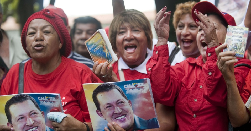 5.jan.2013 - Mulheres gritam frases de apoio ao presidente da Venezuela, Hugo Chávez, em manifestação que ocorre do lado de fora da Assembleia Nacional, em Caracas