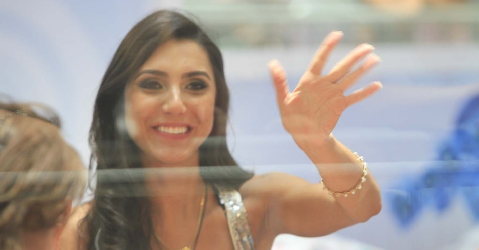 5.jan.2013 - Na casa de vidro do "BBB13", Kelly acena para o público do Santana Parque Shopping, em São Paulo