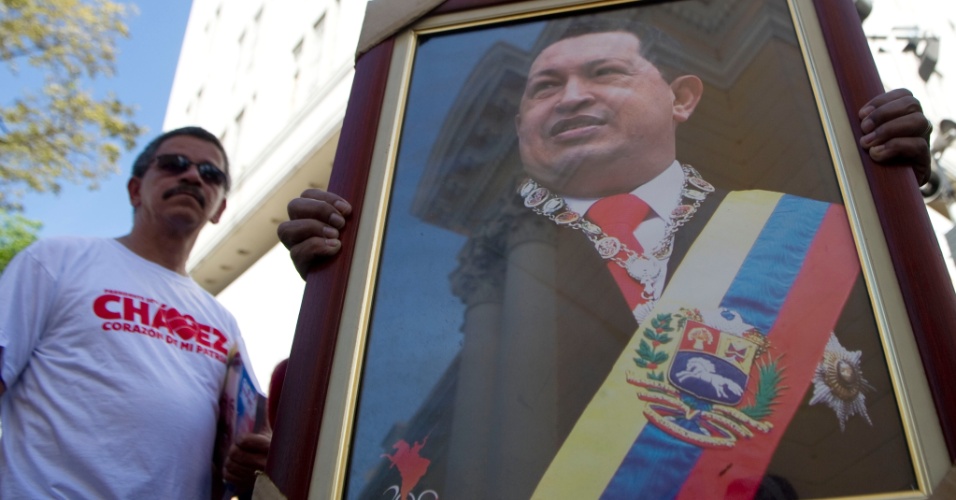 5.jan.2013 - Partidários do presidente venezuelano, Hugo Chávez, se reúnem fora da Assembleia Nacional em Caracas, enquanto os legisladores se reuniam para debater a posse de Chávez