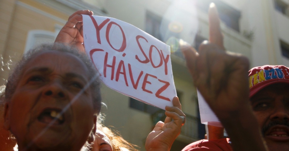 5.jan.2013 - Público mostra cartaz de apoio ao presidente da Venezuela, Hugo Chávez, em manifestação que ocorre do lado de fora da Assembleia Nacional, na capital Caracas