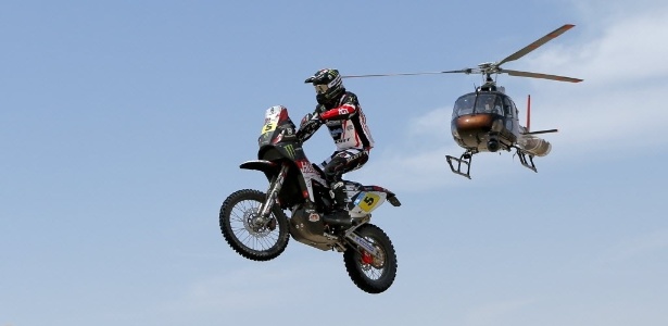 Espanhol Joan Barreda salta nas dunas durante o Rali Dakar em Pisco - Victor R. Caivano/AP