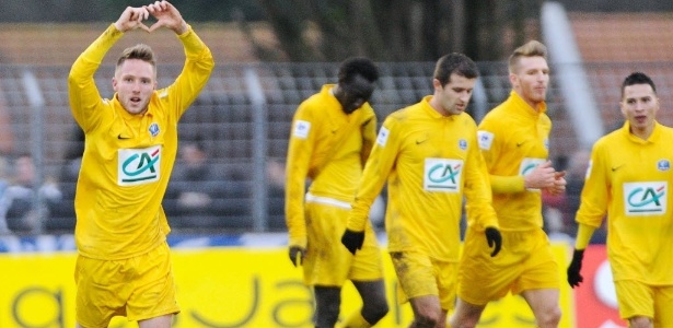 Valentin Focki (esq.) comemora depois de marcar para o Epinal na partida contra o Lyon - Sebastien Bozon/AFP Photo
