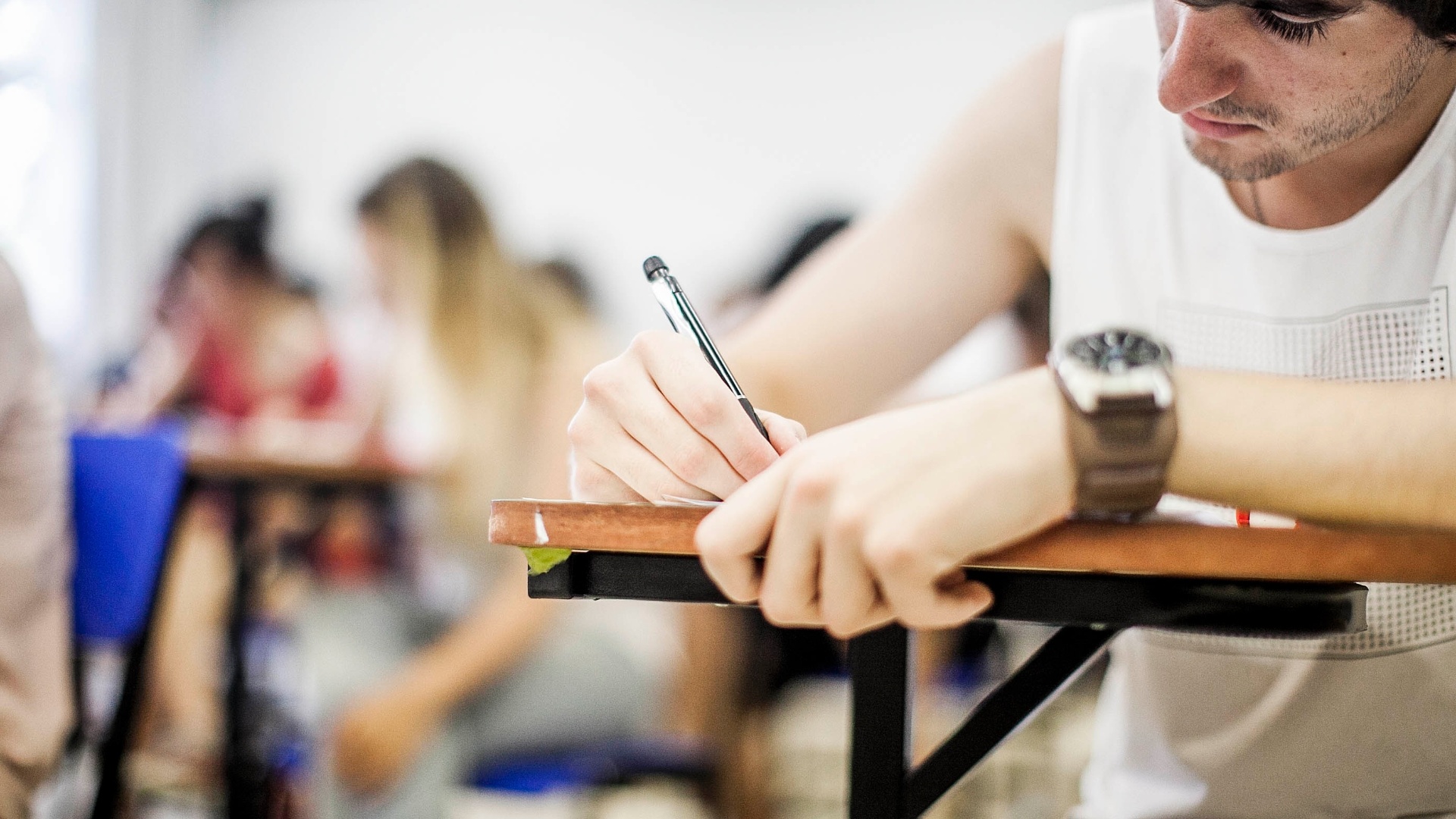 06.jan. 2013 - Mais de 28 mil candidatos e mais de 2 mil treineiros são esperados para a prova deste domingo (6); hoje eles respondem a dez questões de português e fazem redação - Leonardo Soares/UOL